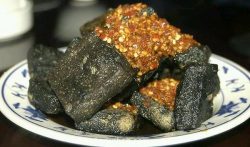 卖臭豆腐一天赚多少钱？5元一份的臭豆腐轻松年赚50万加