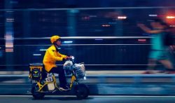 晚上兼职送外卖一个月能赚多少，送外卖三小时能赚收入100元吗？