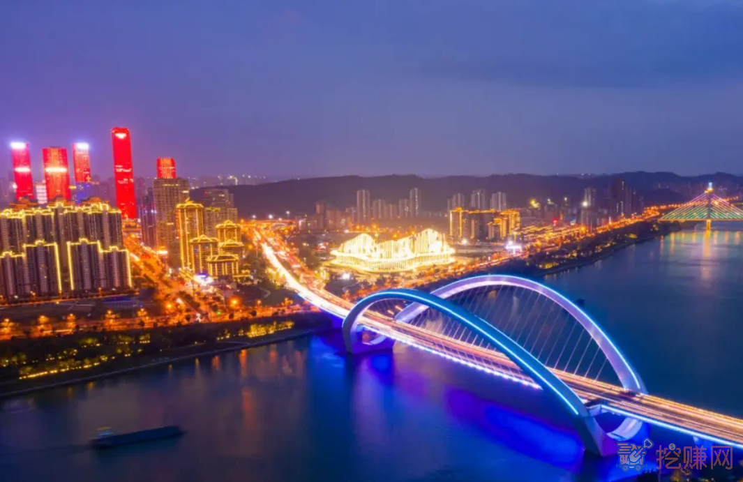 夜幕下的南宁大桥
